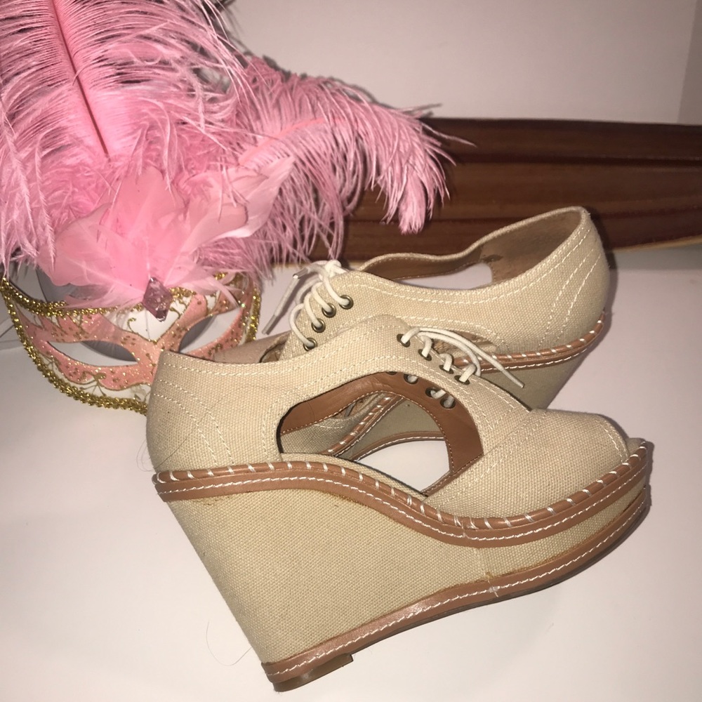 ❌SOLD❌🎗🏵HOST PICK🏵🎗BCBG Peep Wedges - Picture 3 of 4